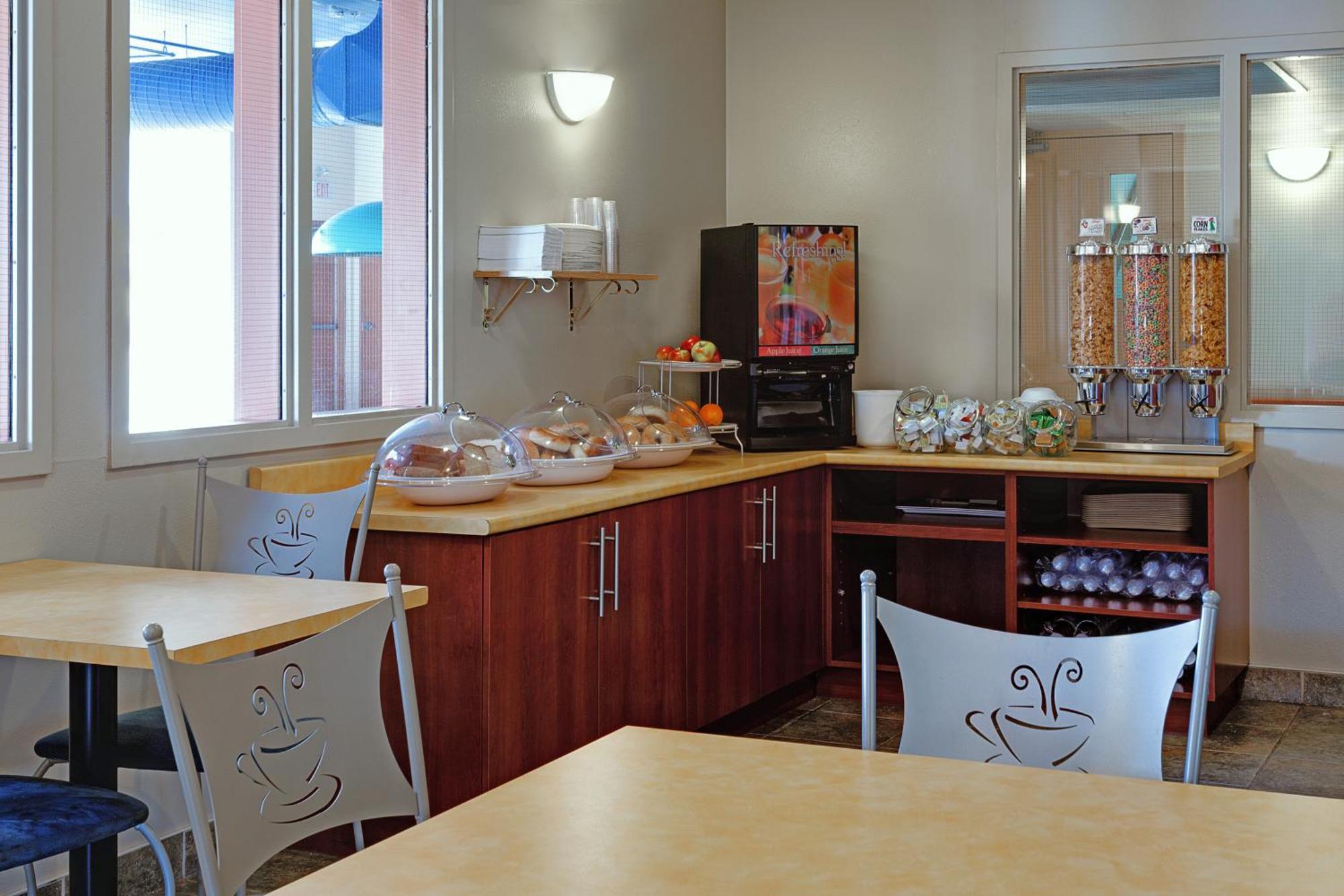 Super 8 By Wyndham Caraquet Hotel Luaran gambar