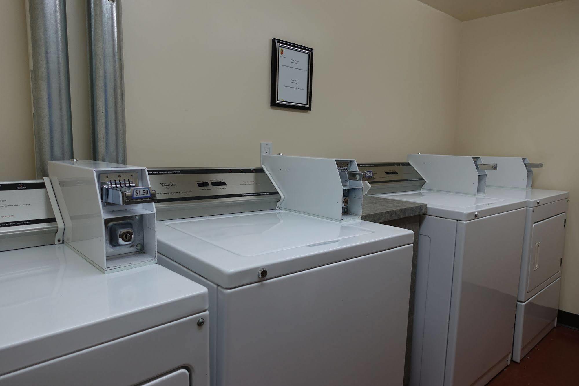 Super 8 By Wyndham Caraquet Hotel Luaran gambar