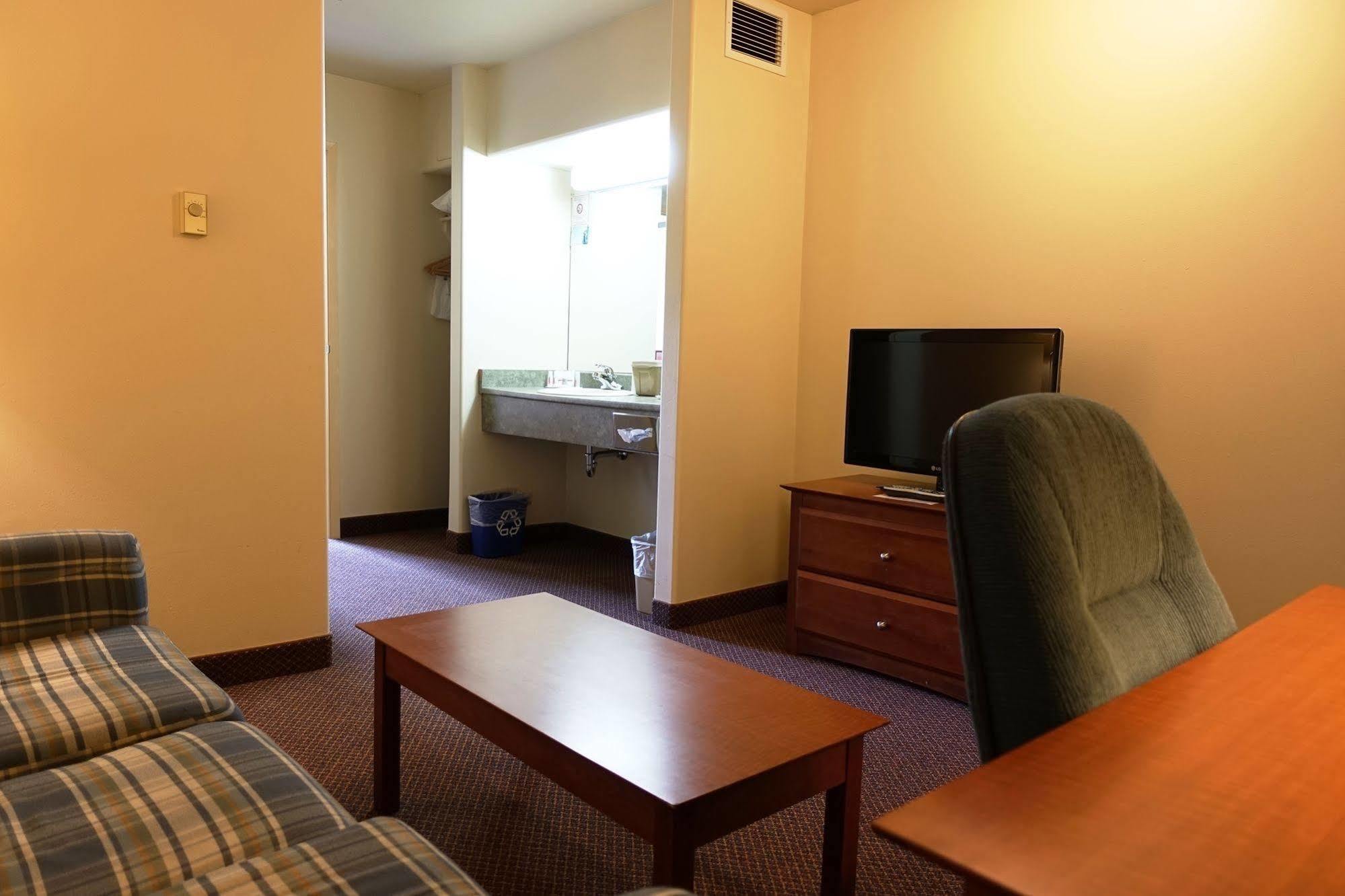 Super 8 By Wyndham Caraquet Hotel Luaran gambar