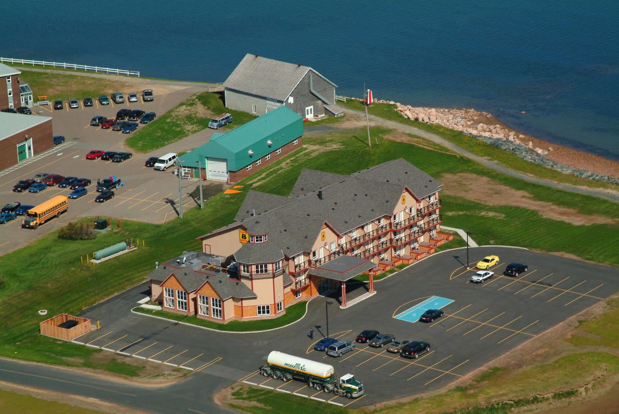 Super 8 By Wyndham Caraquet Hotel Luaran gambar