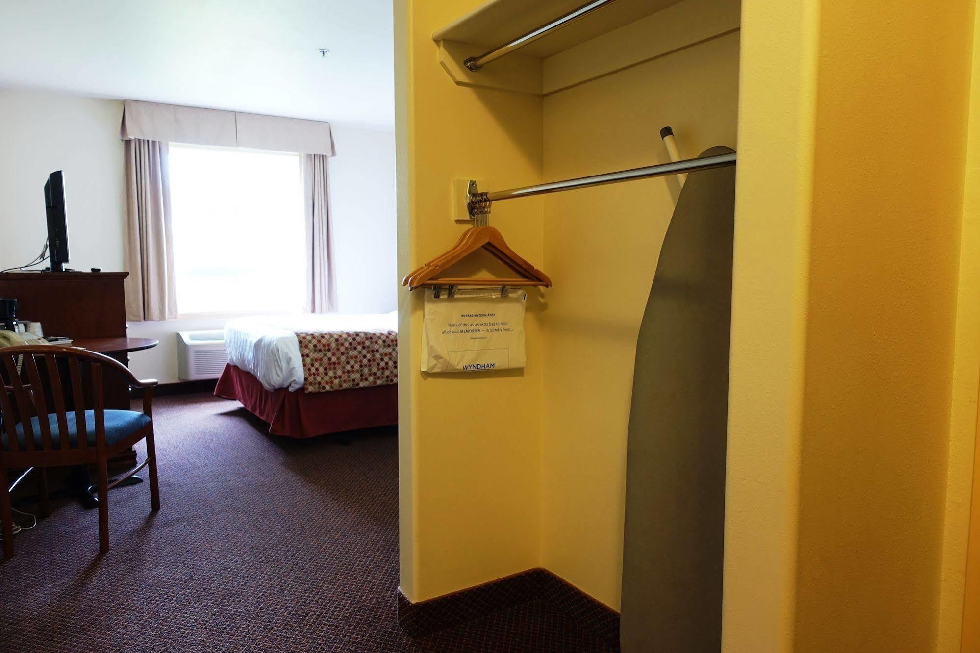 Super 8 By Wyndham Caraquet Hotel Luaran gambar