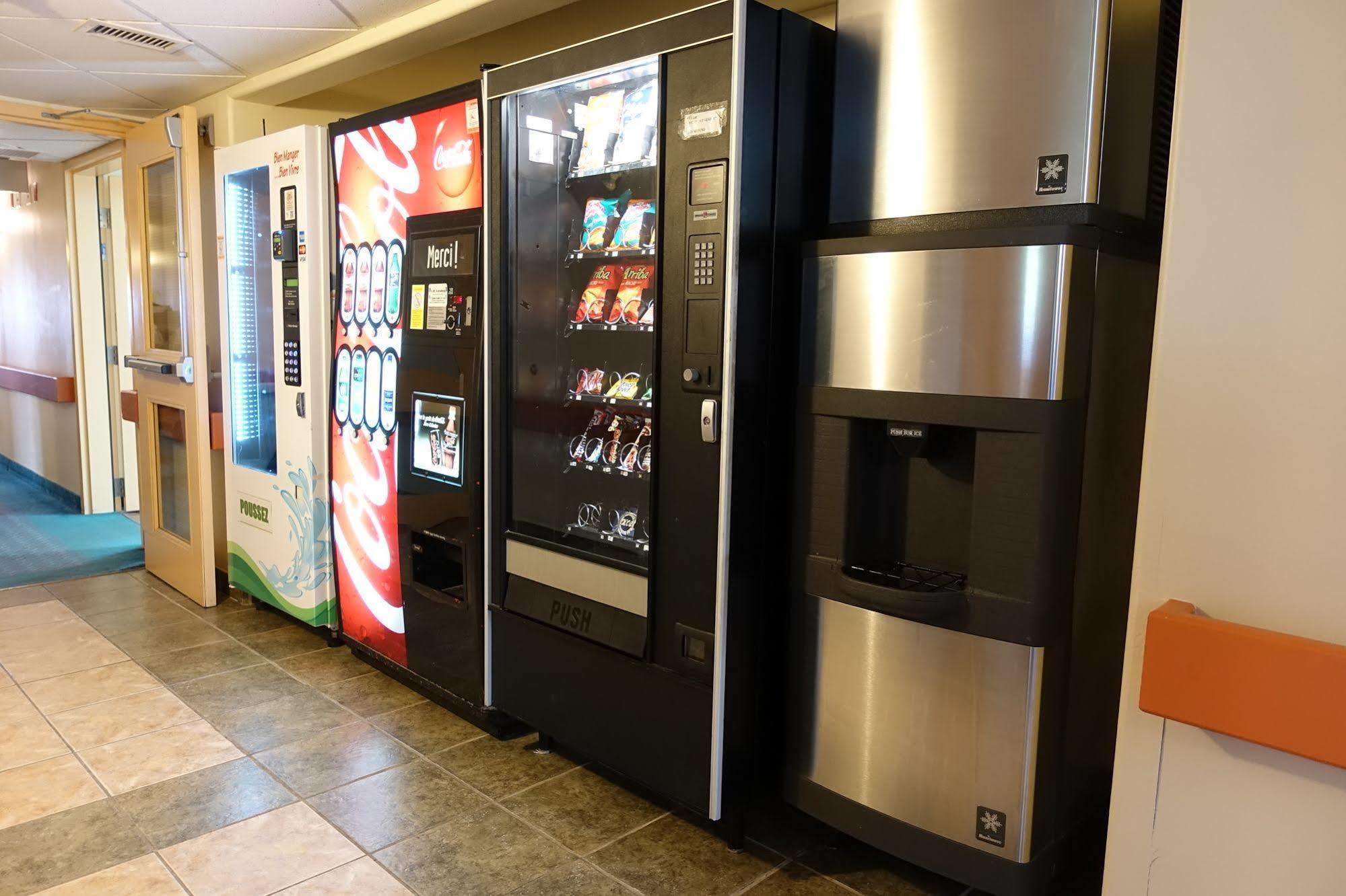Super 8 By Wyndham Caraquet Hotel Luaran gambar